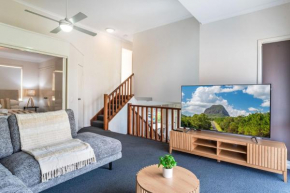 Living the Coast Life! Stylish 2 Bed & Study